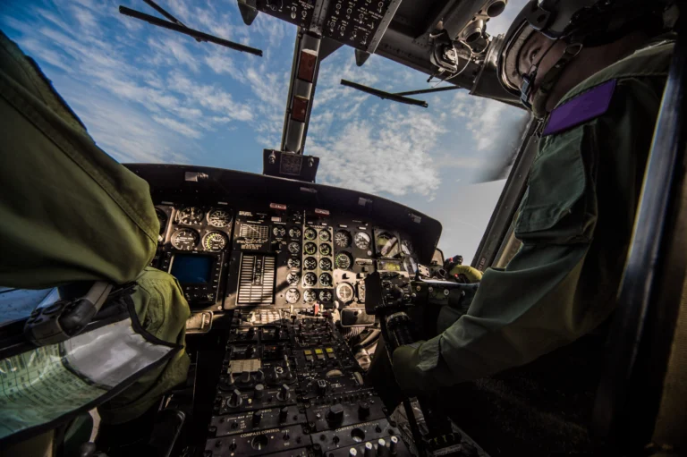 l'intérieur du cockpit d'un avion militaire