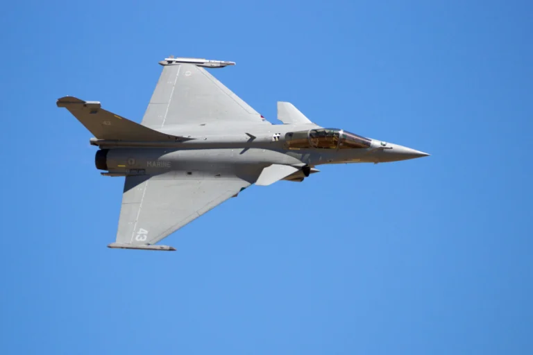 avion de chasse en plein vol