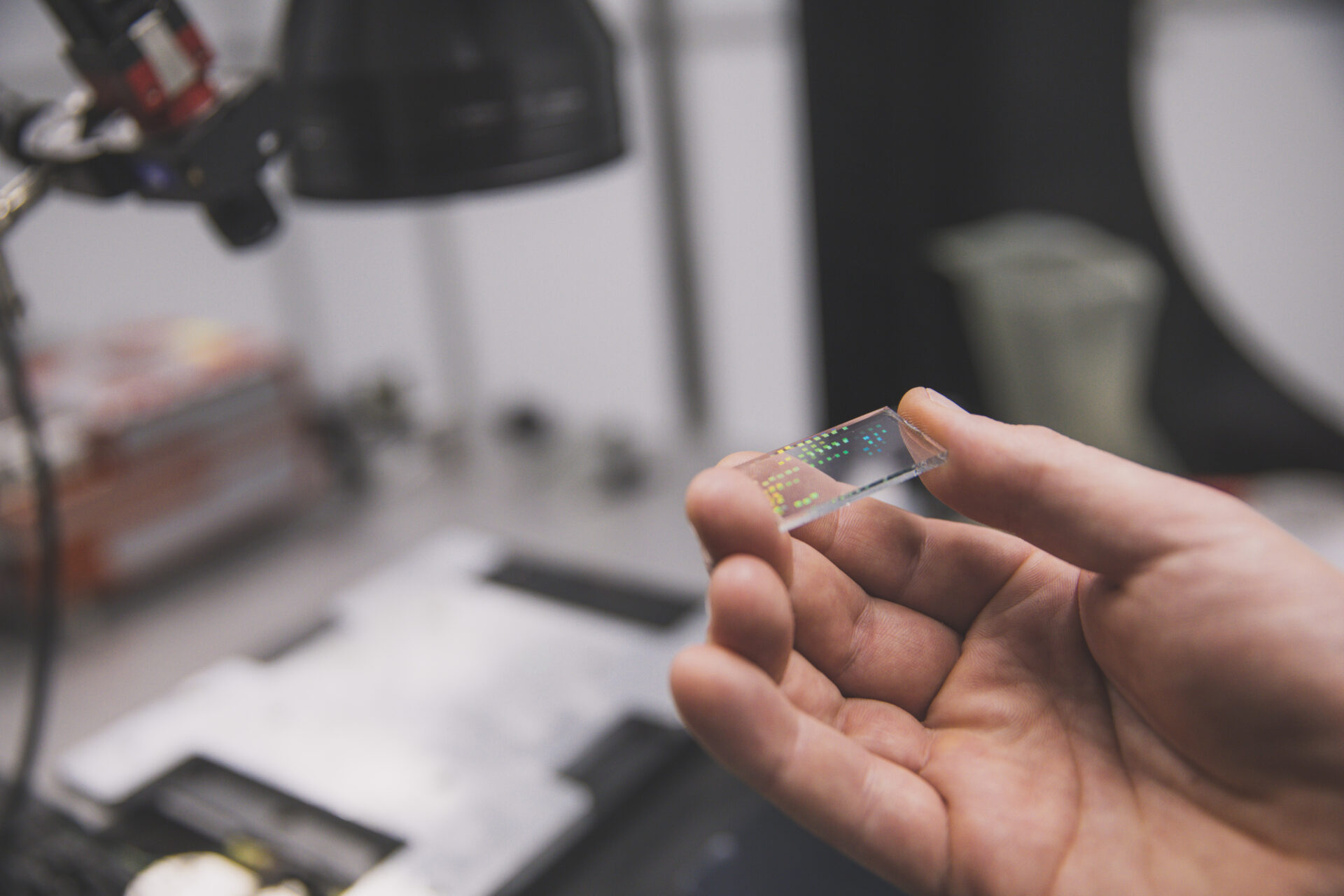 Un composant optique ressemblant à un rectangle de verre avec une réflexion colorée