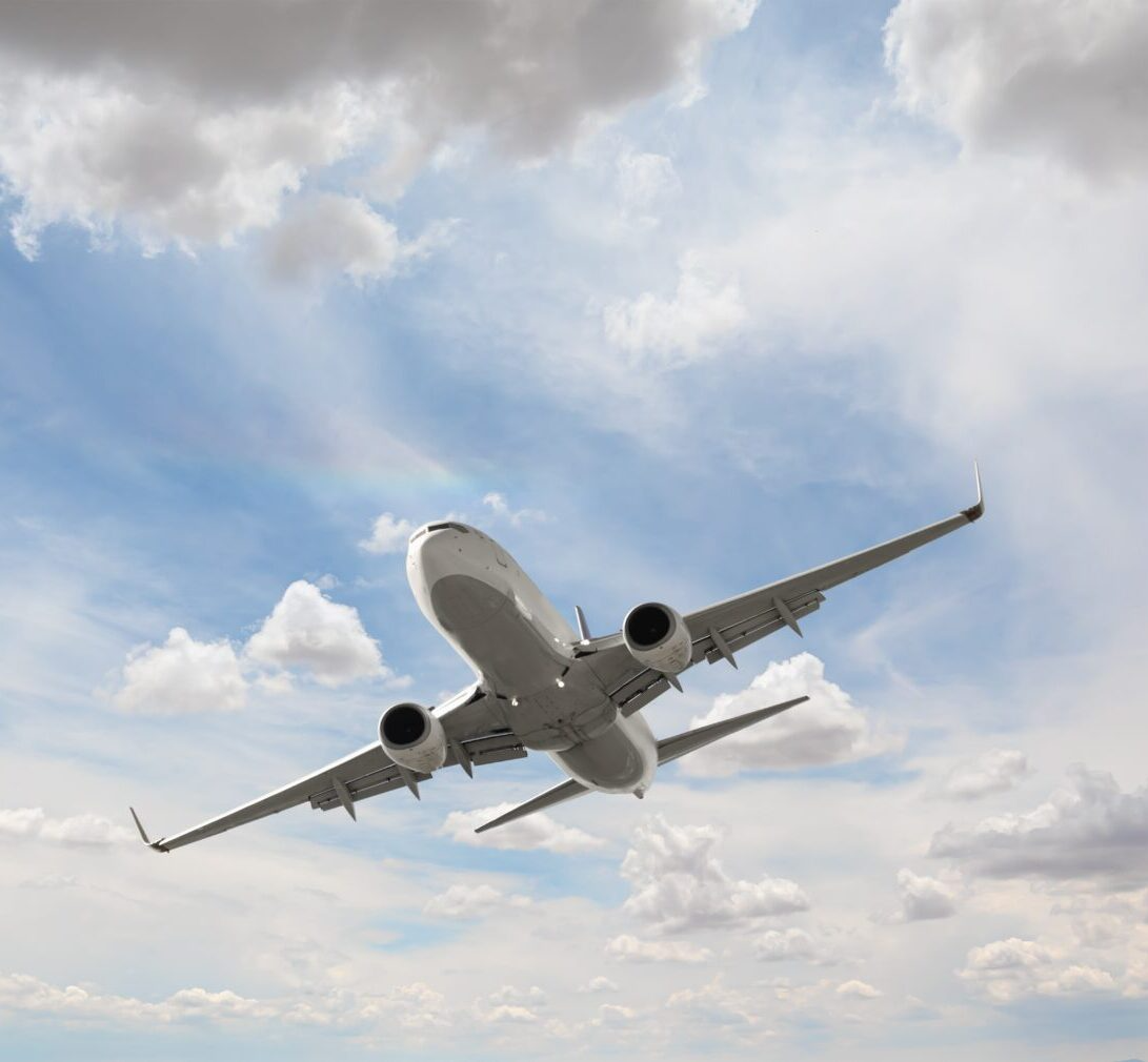Avion volant entre les nuages